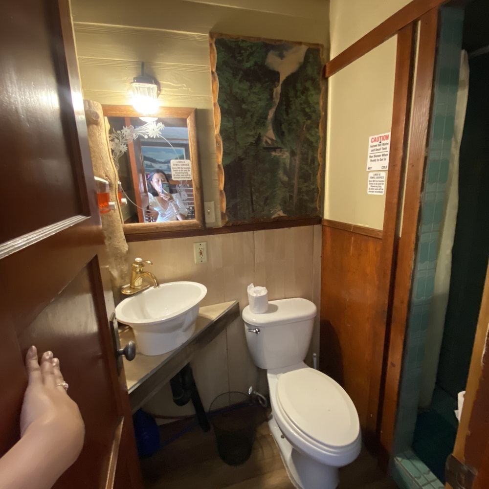 Cabins4less - Bathroom - Rafting/Kayaking Near Me - Big Bear Lake, California
