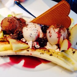 Zanetti Eis - Sieht schon mal gut aus. Bananasplit. Preis 8:20€. Naja. Bahnhofszuschlag