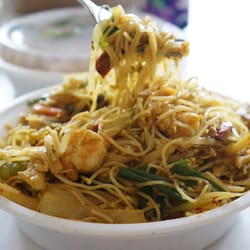Happy Garden - SINGAPORE CHOW MEI FUN: rice noodle w/ eggs, pork, shrimp, chicken, and vegetables in curry flavor