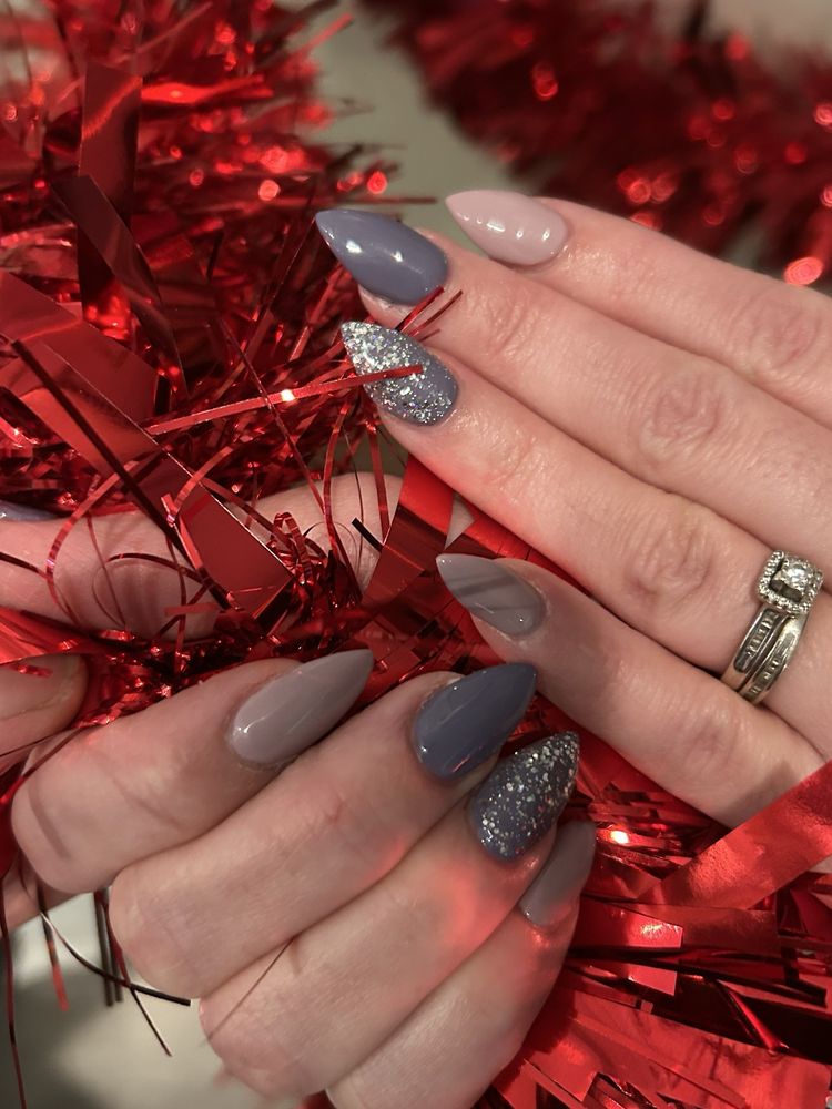 Belle Nails Logo