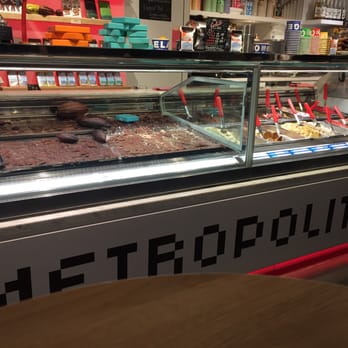 Metropolitan - Huge selection of chocolates and pastries - Ice Cream & Frozen Yogurt Near Me - Amsterdam, New Hampshire