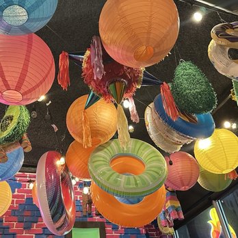 Pollos & Jarras - Decoración - Peruvian Near Me - Miami, Florida