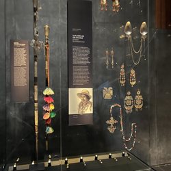 Museo Chileno de Arte Precolombino - Trinkets.