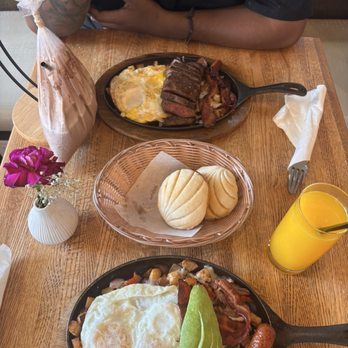 Pradera Brunch - Breakfast skillet and flat iron skillet , chocolate banana liquado - Breakfast & Brunch Near Me - Baldwin Park, California