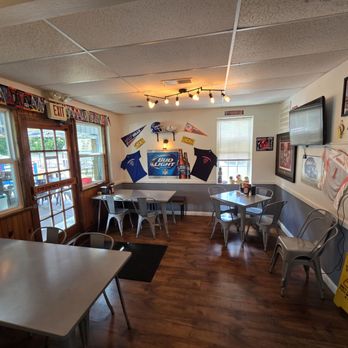 Young Harris Wing House - Dining area - Chicken Wings Near Me - Young Harris, Georgia