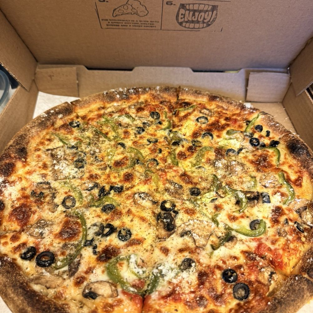 Fat Lip Pizza & Beer - Veggie Pizza (pan) mushroom/Olives/green peppers - Pizza Near Me - Corona, California Fat Lip Pizza & Beer - Veggie Pizza (pan) mushroom/Olives/green peppers - Pizza Near Me - Corona, California