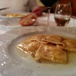 dal Gatto Rosso - Hausgemachte Ravioli mit Büffelricotta und Mozzarella an Parmesan-Cremesauce