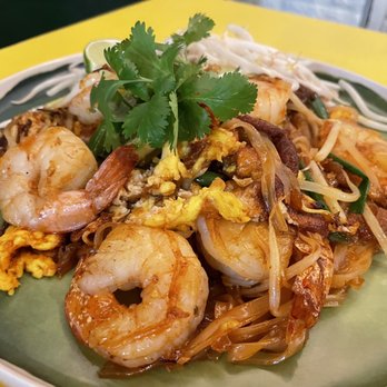 La Moon Thai Eatery - Pad Thai with shrimp - Thai Near Me - San Diego, California La Moon Thai Eatery - Pad Thai with shrimp - Thai Near Me - San Diego, California