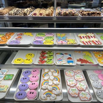 Deerfields Bakery - Bakeries Near Me - Buffalo Grove, Illinois