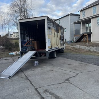Let's Move - Loading up in Marysville, WA - Movers Near Me - Everett, Washington Let's Move - Loading up in Marysville, WA - Movers Near Me - Everett, Washington