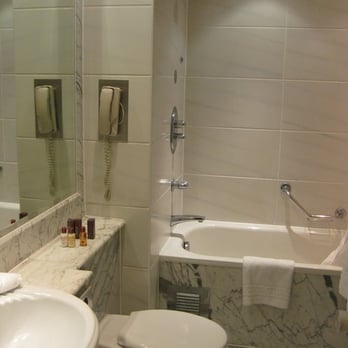 Sheraton Heathrow Hotel - Bathroom in the standard room. - Hotels Near Me - West Drayton, XGL Sheraton Heathrow Hotel - Bathroom in the standard room. - Hotels Near Me - West Drayton, XGL