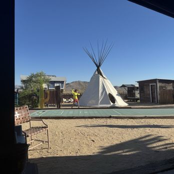 Hicksville Trailer Palace - Hotels Near Me - Joshua Tree, California