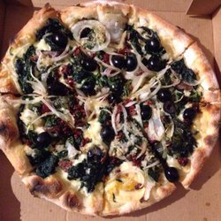 Hof Pizzeria - Calzone Nr 24 als Pizza (mit getr. Tomaten, Spinat, Knoblauch, Zwiebeln und Oliven)