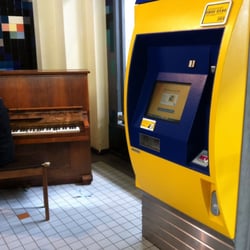 Station Leeuwarden - Piano in de hoek bij de AH to go-ingang