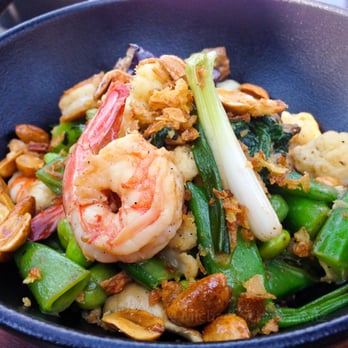 Earls Kitchen + Bar - Thai bowl with quinoa and shrimp - Canadian (New) Near Me - Kelowna, British Columbia