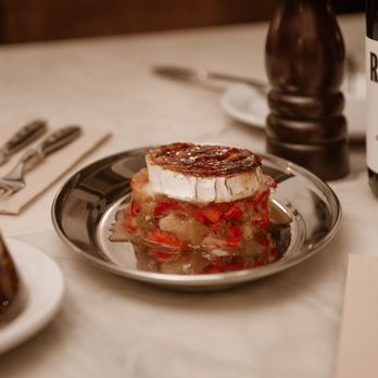 Los Pergaminos - Berenjena y pimiento escalivado con queso de cabra caramelizado - Tapas Bars Near Me - Barcelona, B Los Pergaminos - Berenjena y pimiento escalivado con queso de cabra caramelizado - Tapas Bars Near Me - Barcelona, B