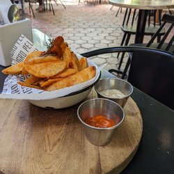 Peligro - Patatas bravas con salsa