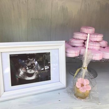 Chiwee's Cookies And Cake Pops - Love the detail of the flower on the pop - Desserts Near Me Chiwee's Cookies And Cake Pops - Love the detail of the flower on the pop - Desserts Near Me