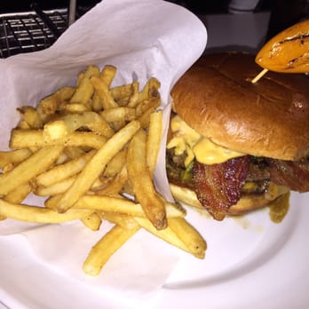 Dave & Buster's Ala Moana - The hottie burger - Arcades Near Me - Honolulu, Hawaii