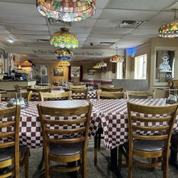 Papa's Tomato Pies - Sitting in row of three booths taking this photo (not shown). This is the rest of the restaurant.