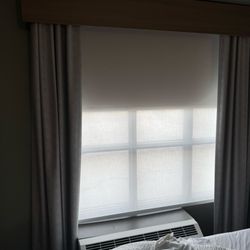Holiday Inn Savannah S - I-95 Gateway - window showing inability to close the shades and stop the light from outside.