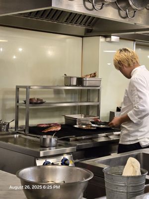 迷路小章魚餐酒館（星期三固定店休日，餐廳低消大人每人NT500+10%、沒有附設及配合的停車場，要自行找停車位唷！室內座位區無法攜帶寵物，「室外」座位區「可以」跟寵物一起，店休時可私訊臉書訂位） by null