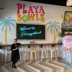 Playa Bowls - Great Wall art too!