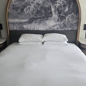Kimpton Cottonwood Hotel - Queen bed with printed fabric headboard. - Hotels Near Me - Omaha, Nebraska Kimpton Cottonwood Hotel - Queen bed with printed fabric headboard. - Hotels Near Me - Omaha, Nebraska