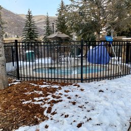 New Hot tub outside Aspen, and a short walk acroas the parking lot from Birch