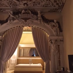 Al Palazzo del Marchese di Camugliano - The view to the jacuzzi tub