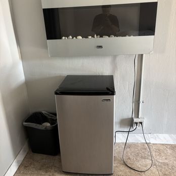 Blackhawk Lodge - Fridge and electric fireplace! It works great.. we used both at the same time. lol - Hotels Near Me - Coarsegold, California Blackhawk Lodge - Fridge and electric fireplace! It works great.. we used both at the same time. lol - Hotels Near Me - Coarsegold, California
