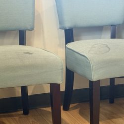 Oakdale Kids Dentist and Orthodontics - Las sillas en la sala de espera todas están manchadas asà no sé si por qué es un lugar viejo o siempre están manchadas