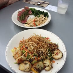 Agra Culture Kitchen - 50th & France - Scallop salad and Agra plate with tuna. Yum!!