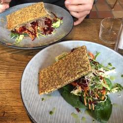 Social - Lækre sandwich. Oksekød og humus/avokado!