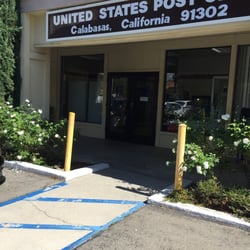 Calabasas Post Office - No lines but no parking either!