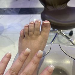 King Nails - Ombré nails and French tip pedicure
