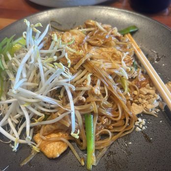 KUB KAO Thai & Sushi - Chicken pad Thai - Thai Near Me - Davie, Florida