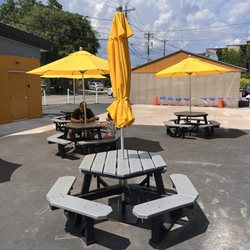 Dipsy Ice Cream Shoppe - Patio area
