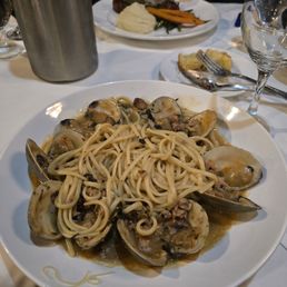 Linguine with white clam sauce
