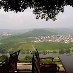 Hotel Zummethof - Die Moselschleife fast auf einem Bild! Vor den Bergen im Hintergrund macht der Fluss seine nächsten Kurven.