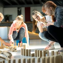 High Moves - Teamtrainings für Firmen, Schulklassen und Vereine: beim Domino werden Teams zu einer Einheit - hier ist Schnelligkeit & Präzession gefragt