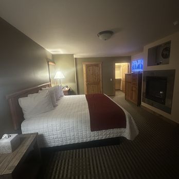 Silver Moon Inn - King room with fireplace. - Hotels Near Me - Estes Park, Colorado Silver Moon Inn - King room with fireplace. - Hotels Near Me - Estes Park, Colorado