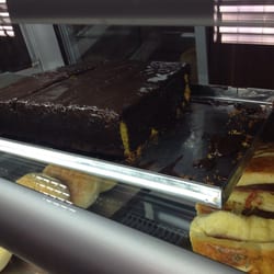 Posto México - Bolo de cenoura enorme, fresquinho e cheio de cobertura!