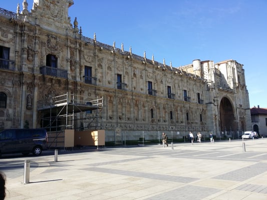 Parador de León by null