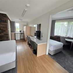 Best Western Parkside Motor Inn - Two Bedroom Family Room View
