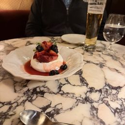 Pavlova dessert Pavlova dessert