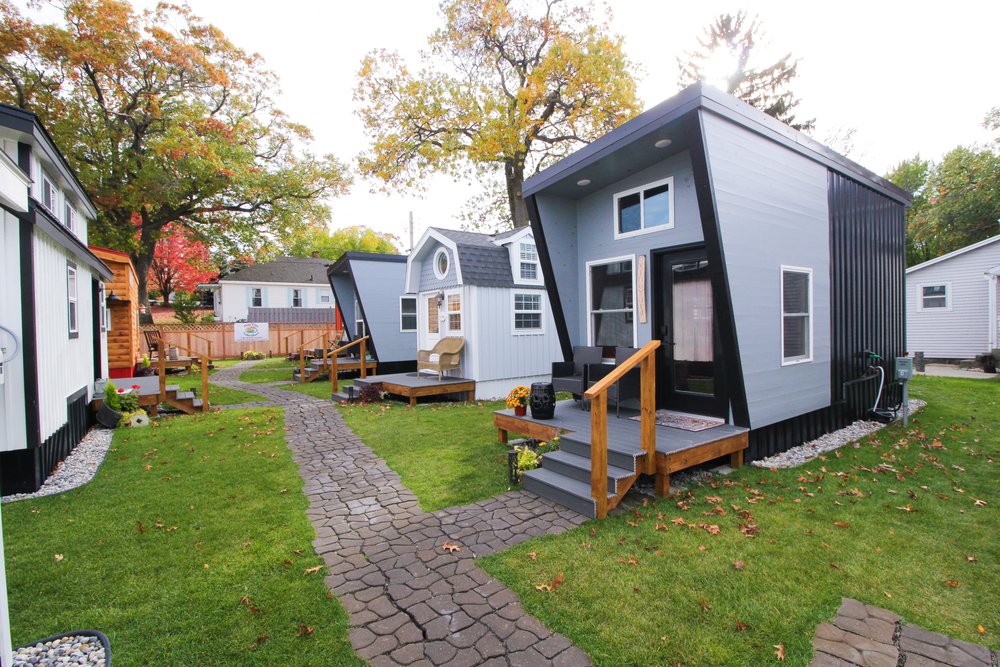 TINY DIGS LAKESHORE Updated September 2024 2033 Lakeshore Dr, Muskegon, Michigan Vacation