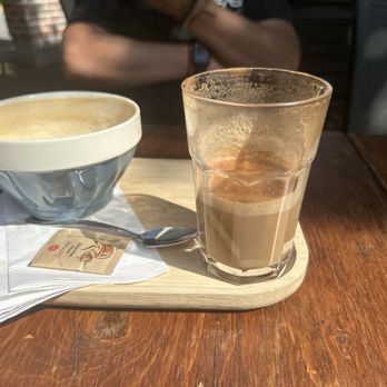 Café de la Gare Rosemère - Dirty chai latte and a big latte bowl. - Bistros Near Me - Rosemère, Quebec Café de la Gare Rosemère - Dirty chai latte and a big latte bowl. - Bistros Near Me - Rosemère, Quebec