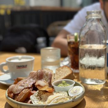La Favella - a plate of food on a table - Pizza Near Me - Niagara Falls, Ontario La Favella - a plate of food on a table - Pizza Near Me - Niagara Falls, Ontario