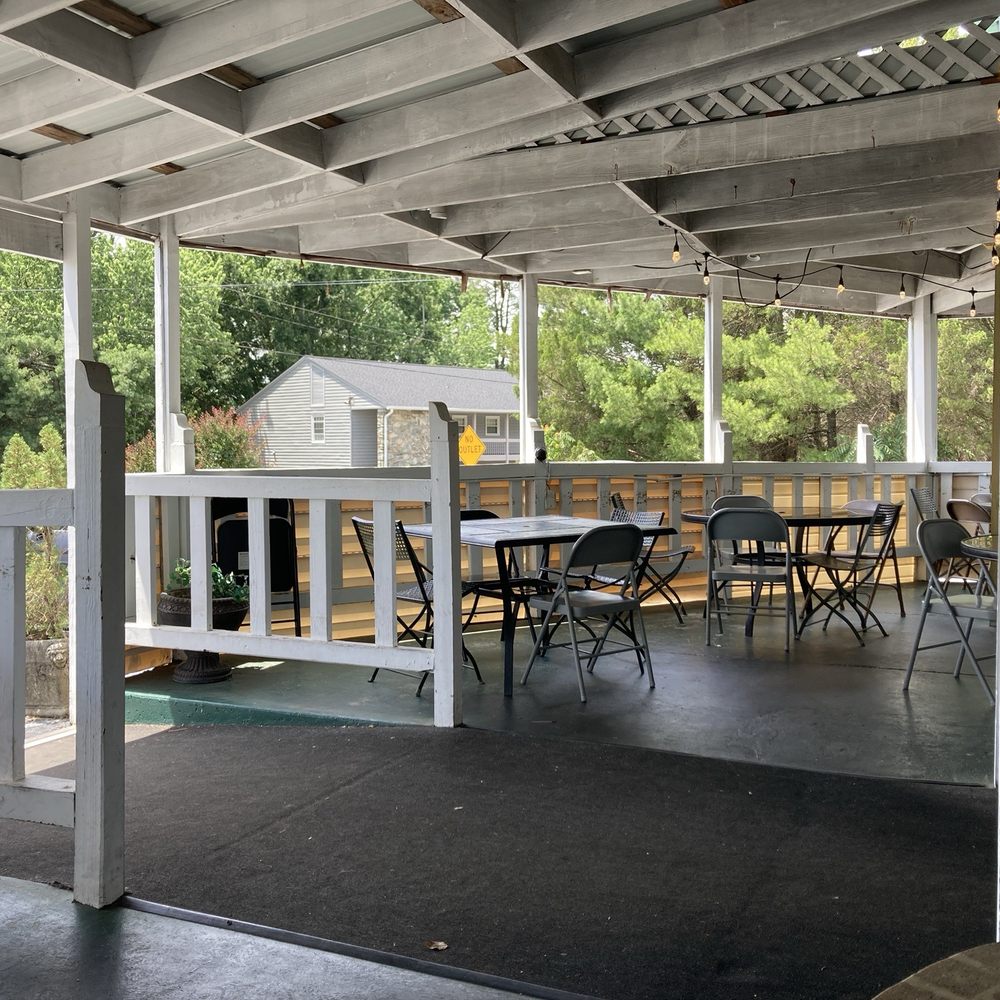 Putter's Patio & Grill - American Near Me - Winston Salem, North Carolina